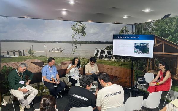 Prof. Jenn Eaglin presenting her research to scholars in Brazil