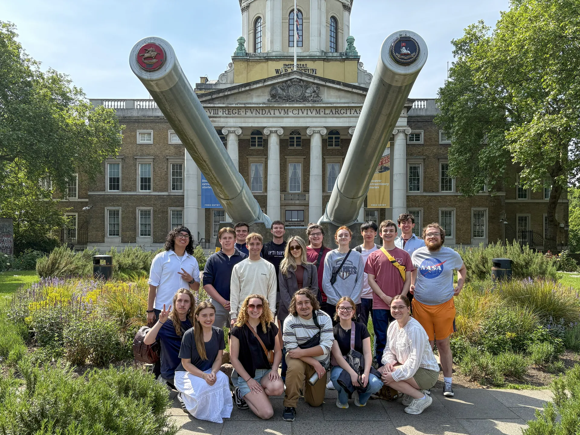 A group of students in front of a pair of Royal Navy 15-inch guns at the Imperial War Museum